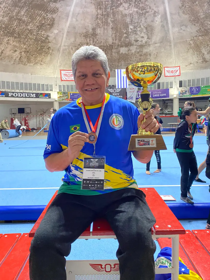 Professor do Programa Talentos Esportivos feliz com o troféu por equipe 
