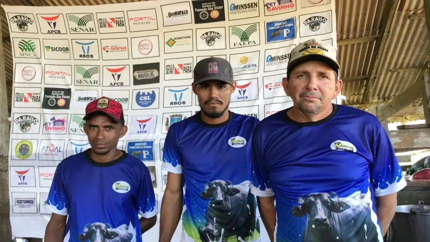 Os vaqueiros também participam do torneio e ganha aquele que ordenhar com mais rapidez