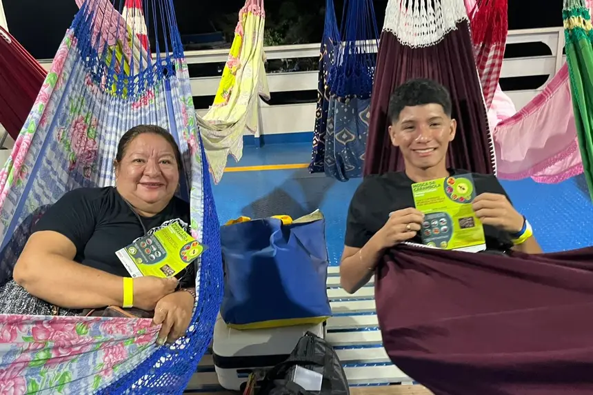 distribuição de panfletos educativos nas embarcações