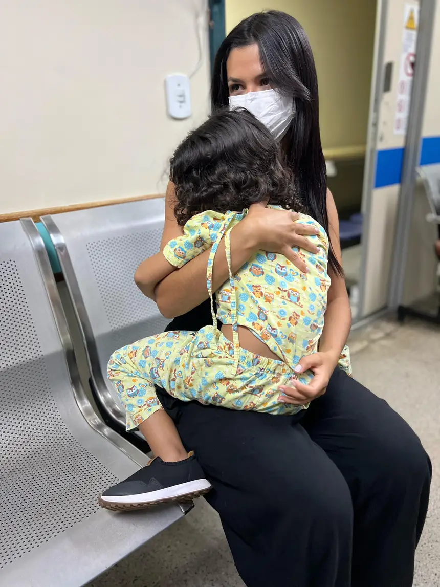 Eduarda Reis com o Filho Santiago submetido a exame de ressonancia com sedação