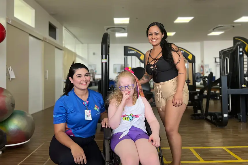 No CIIR, Ana Gabrielly, acompanhada de sua mãe, durante atendimento no serviço de reabilitação.