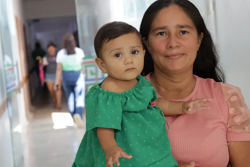 Josivalda Batista, pescadora e sua filha Ayla <div class='credito_fotos'>Foto: Pedro Guerreiro / Ag. Pará | <a href='/midias/2025/originais/20250722173207-GF00024270-F00424882.webp' download><i class='fa-solid fa-download'></i> Download</a></div>