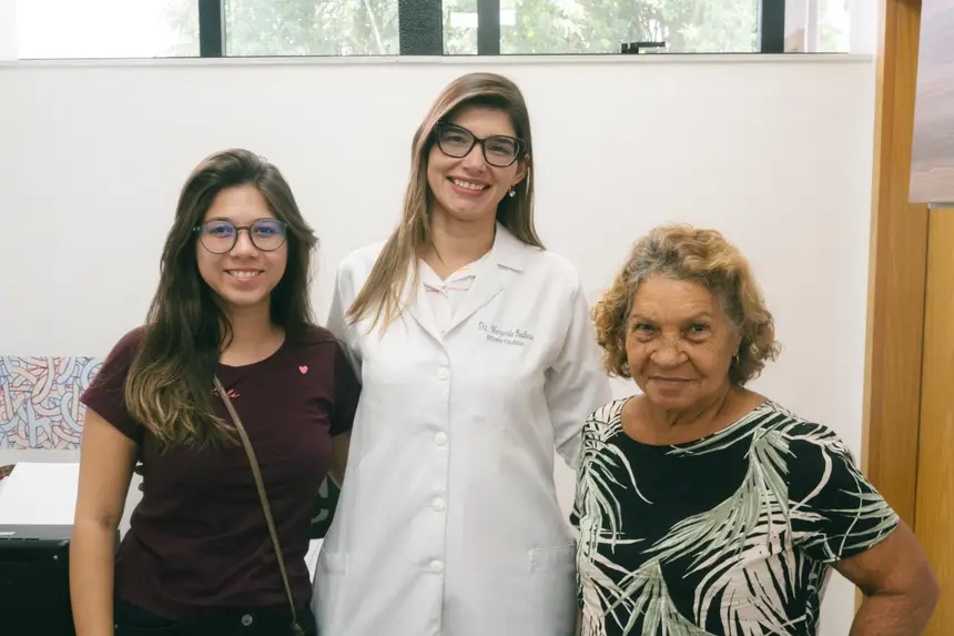 Foto: Tarcísio Barbosa (Ascom CIIR) No CIIR, cuidado que envolve gerações. Médica orienta dona Helena, enquanto sua neta acompanha atentamente a consulta para garantir saúde e bem-estar.