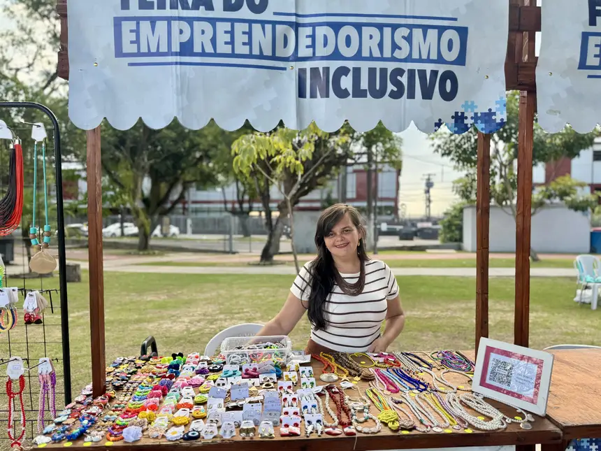 Foto: Bianca Botelho -Ascom Sespa Mãe atípica, Andrea Barrada, trabalha com bijus e elogia a ação da Sespa e da Coordenação de Políticas para o Autismo (Cepa)