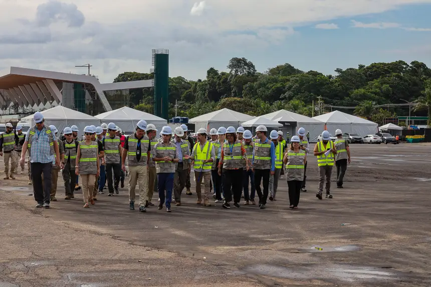 Comitiva em visita a um dos locais destinados à conferência ambiental