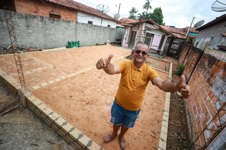 Ruidinaldo da Silva Ribeiro, no terreno onde vai ser construída sua casa <div class='credito_fotos'>Foto: Marcelo Lelis / Ag. Pará   |   <a href='/midias/2025/originais/20250808104500-GF00024409-F00428599.jpg' download><i class='fa-solid fa-download'></i> Download</a></div>