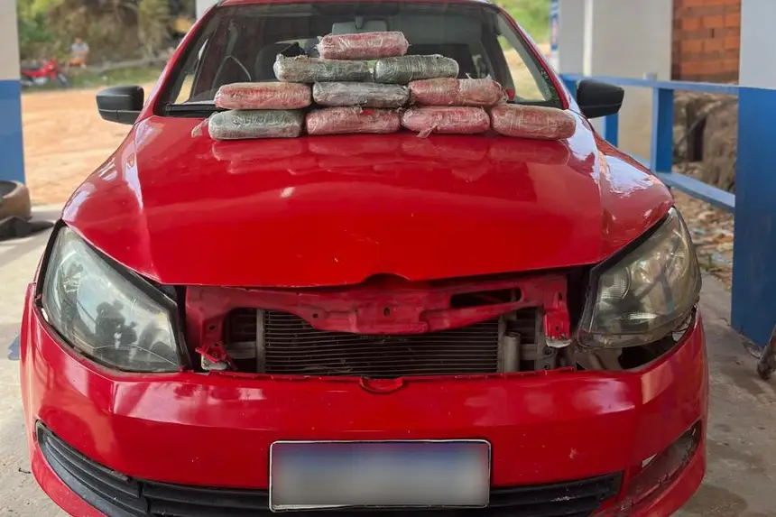 O condutor do veículo foi preso em flagrante por tráfico de drogas e os entorpecentes e veículo apreendidos para perícia