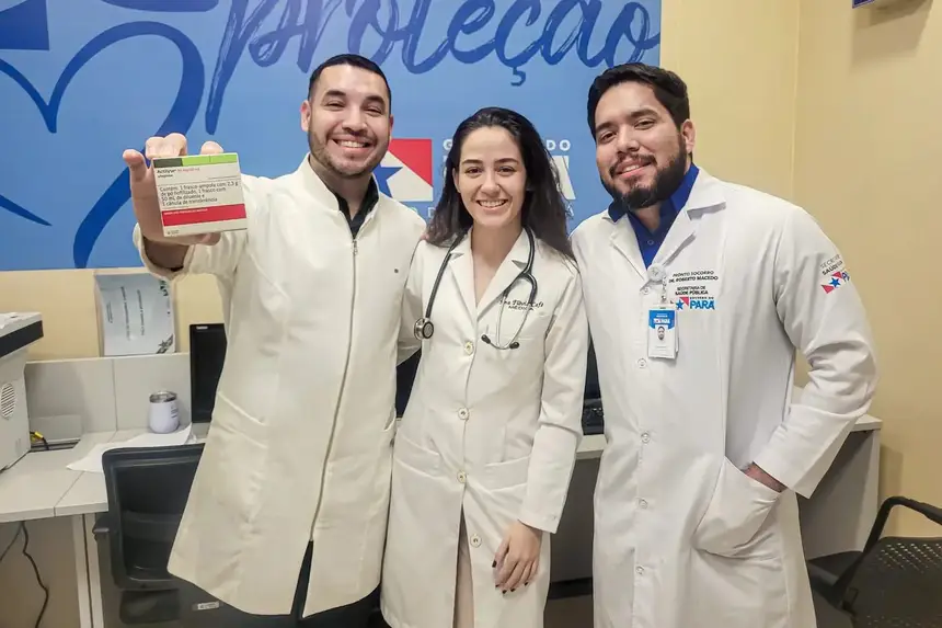 Coordenador do Pronto Atendimento do PSRM, Anderson Silva mostra medicação disponível somente no PSRM para tratamento de AVC