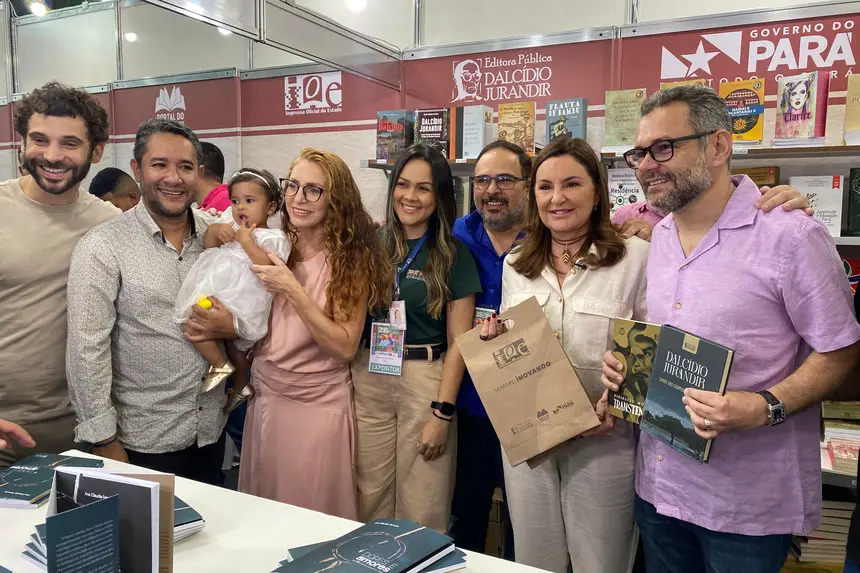 A vice-governadora Hana Ghassan recebeu do autor a obra Dores e Amores.