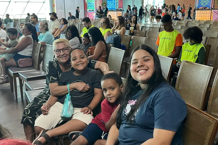 Dona Maria José levou os netos para aproveitar a programação infantil