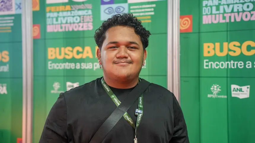 Clebson Ribeiro, 20 anos - aluno da turma de pedagogia Unama Ananindeua - 1° vez na Feira do Livro <div class='credito_fotos'>Foto: Raphael Luz / Agência Pará   |   <a href='/midias/2025/originais/20250818134354-GF00024513-F00432040.jpg' download><i class='fa-solid fa-download'></i> Download</a></div>
