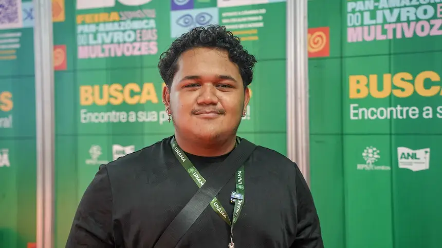 Clebson Ribeiro, 20 anos - aluno da turma de pedagogia Unama Ananindeua - 1° vez na Feira do Livro <div class='credito_fotos'>Foto: Raphael Luz / Agência Pará   |   <a href='/midias/2025/originais/20250818134356-GF00024513-F00432041.jpg' download><i class='fa-solid fa-download'></i> Download</a></div>