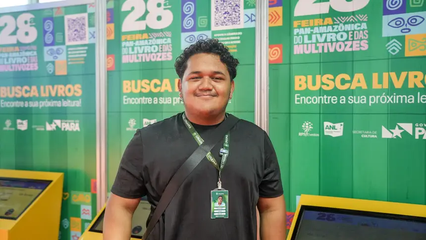 Clebson Ribeiro, 20 anos - aluno da turma de pedagogia Unama Ananindeua - 1° vez na Feira do Livro <div class='credito_fotos'>Foto: Raphael Luz / Agência Pará   |   <a href='/midias/2025/originais/20250818134358-GF00024513-F00432042.jpg' download><i class='fa-solid fa-download'></i> Download</a></div>