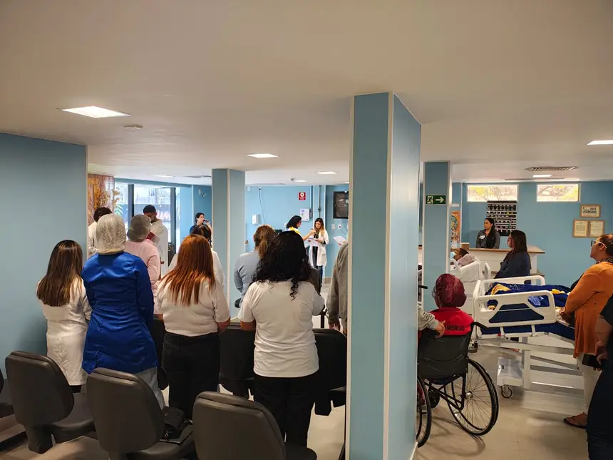 Pacientes e familiares participando de uma missa 