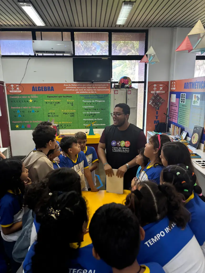 No Espaço da Matemática, é possível aprender conceitos de adição, subtração, multiplicação e divisão, além de conhecer objetos que estimulam o pensamento geométrico, raciocínio lógico e matemático