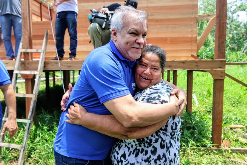 Angela Maria dos Santos, prima moradora a receber o benefício <div class='credito_fotos'>Foto: Bruno Cecim / Ag.Pará   |   <a href='/midias/2025/originais/20251001132029-GF00025024-F00449867.jpg' download><i class='fa-solid fa-download'></i> Download</a></div>