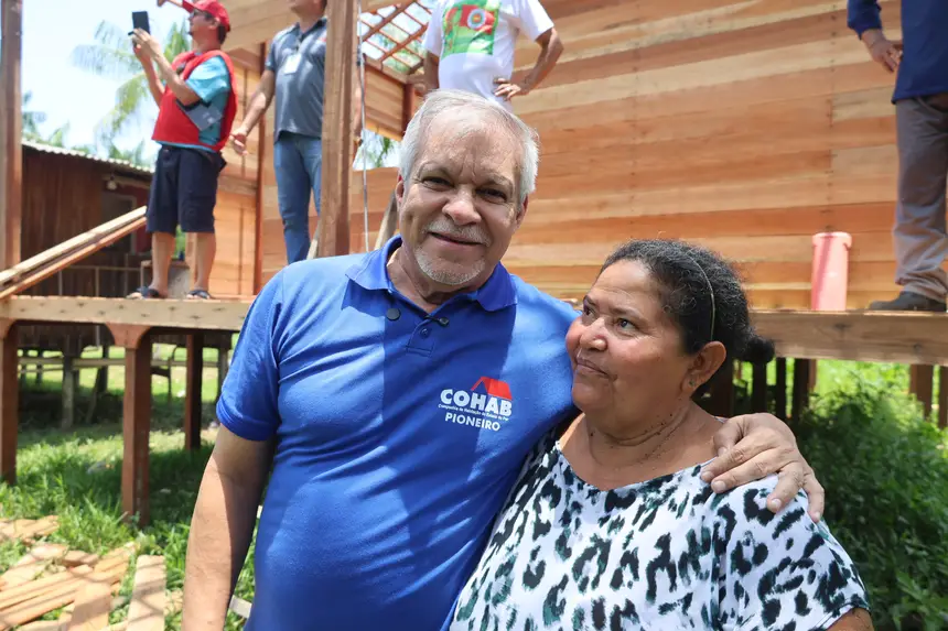 Angela Maria dos Santos, prima moradora a receber o benefício <div class='credito_fotos'>Foto: Bruno Cecim / Ag.Pará   |   <a href='/midias/2025/originais/20251001132030-GF00025024-F00449868.jpg' download><i class='fa-solid fa-download'></i> Download</a></div>