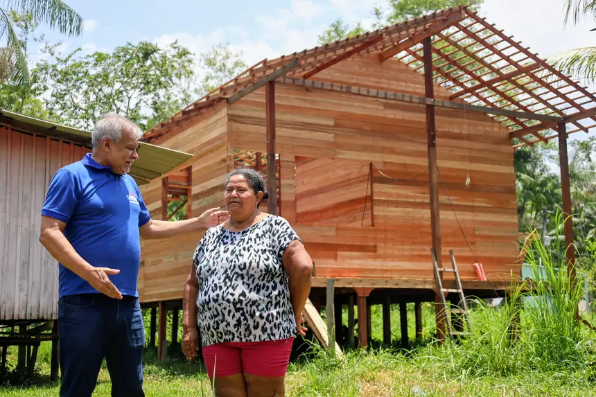 Angela Maria dos Santos, prima moradora a receber o benefício <div class='credito_fotos'>Foto: Bruno Cecim / Ag.Pará   |   <a href='/midias/2025/originais/20251001132039-GF00025024-F00449873.jpg' download><i class='fa-solid fa-download'></i> Download</a></div>