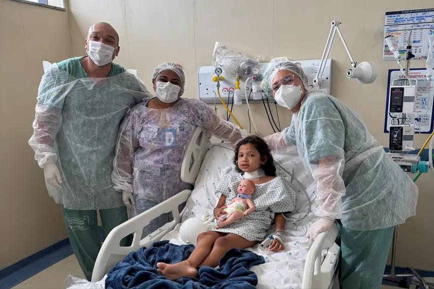 Anahí com sua mãe e profissionais da UTI, após a decanulação (retirada da tubo de traqueostomia), na tarde deste sábado (11)