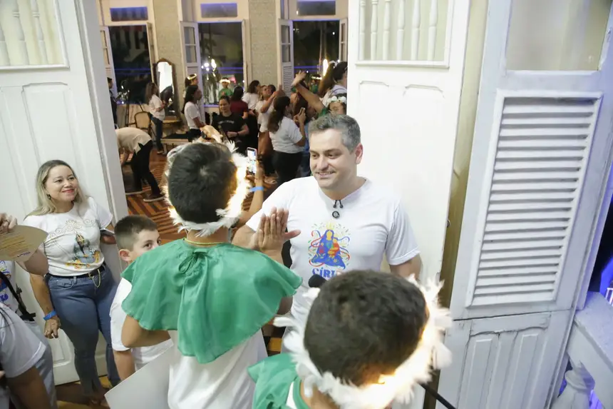 Secretário Ricardo Sefer cumprimentando as crianças do coral 