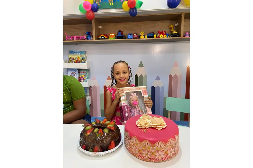 Um bolo de chocolate foi preparado especialmente para a comemoração do aniversário de Aila Sofia na brinquedoteca do HGT.