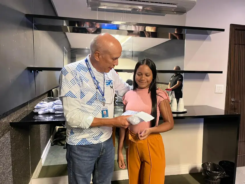 Diretor geral Eduardo Ribeiro entrega kit de boas-vindas