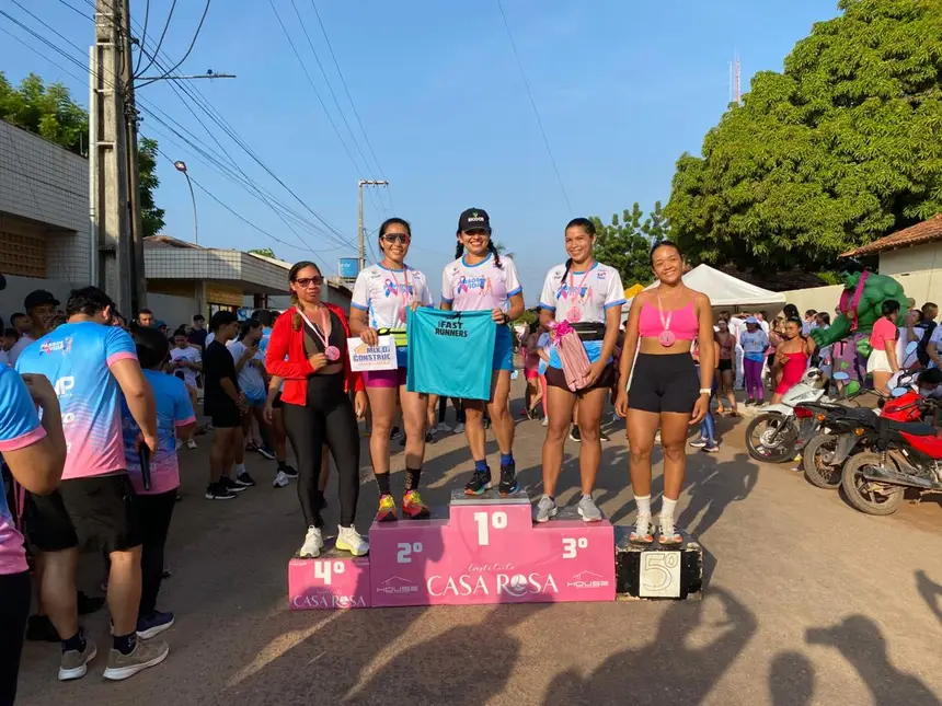Pódio feminino com as cinco primeiras colocadas na corrida Passos pela Vida