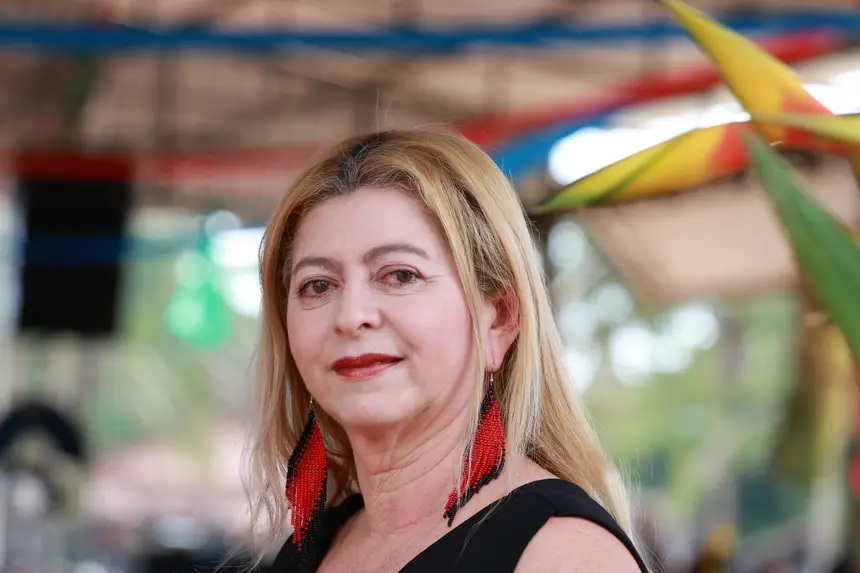 Joelma Alencar, coordenadora do núcleo de formação indígena da UEPA <div class='credito_fotos'>Foto: Marcelo Lelis / Ag. Pará   |   <a href='/midias/2025/originais/20251104100902-GF00025376-F00462817.jpg' download><i class='fa-solid fa-download'></i> Download</a></div>