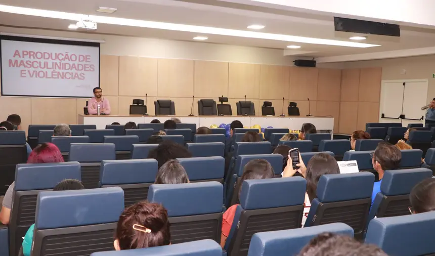 ara marcar o início da campanha, foi realizado um seminário no auditório da Sespa para discutir temáticas associadas ao enfrentamento da violência de gênero