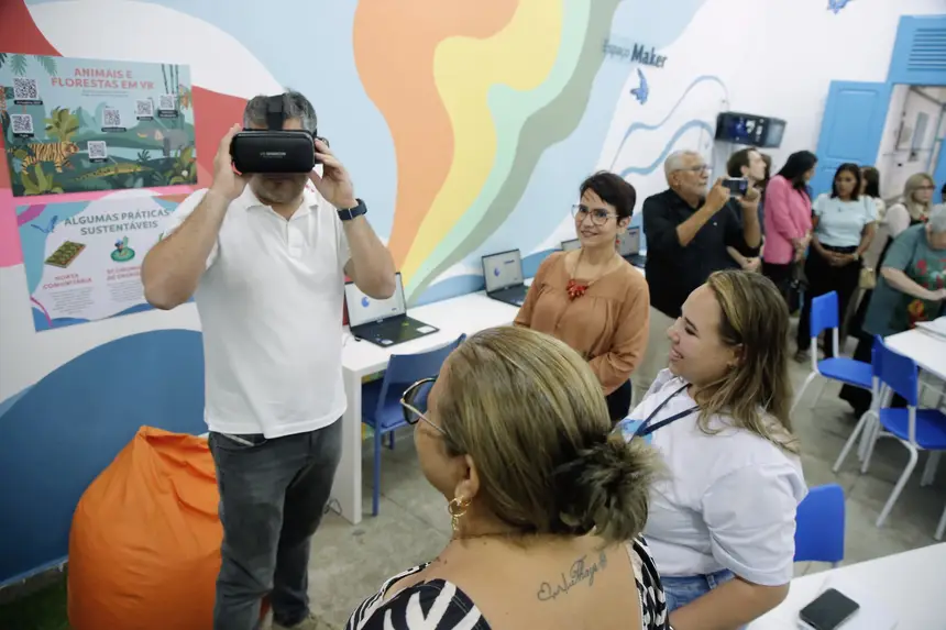 Secretário de Estado de Educação, Ricardo Sefer experimentando os óculos 3D