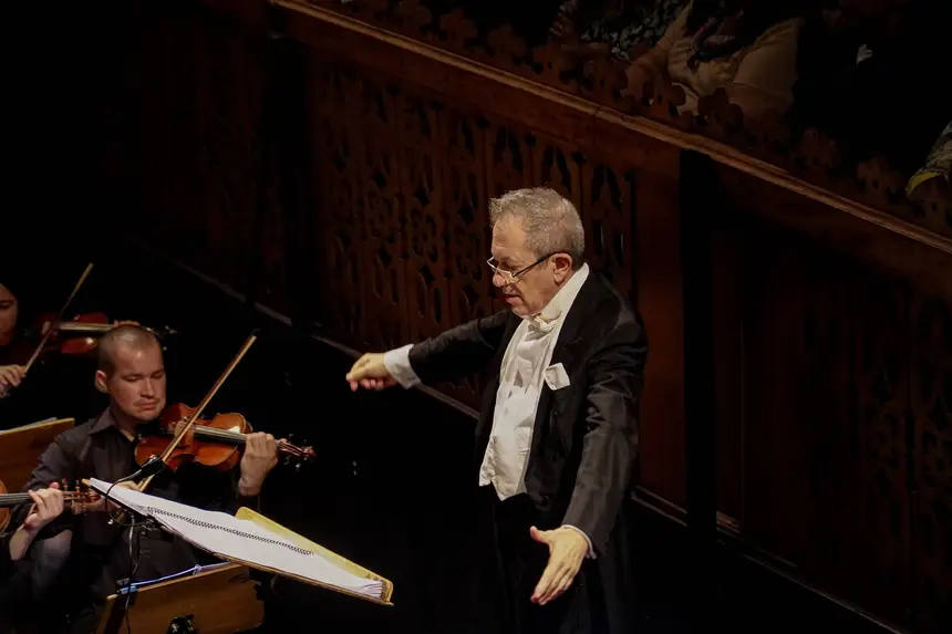 Regente e co-autor da música tema da Ópera, Aldro Brizi 