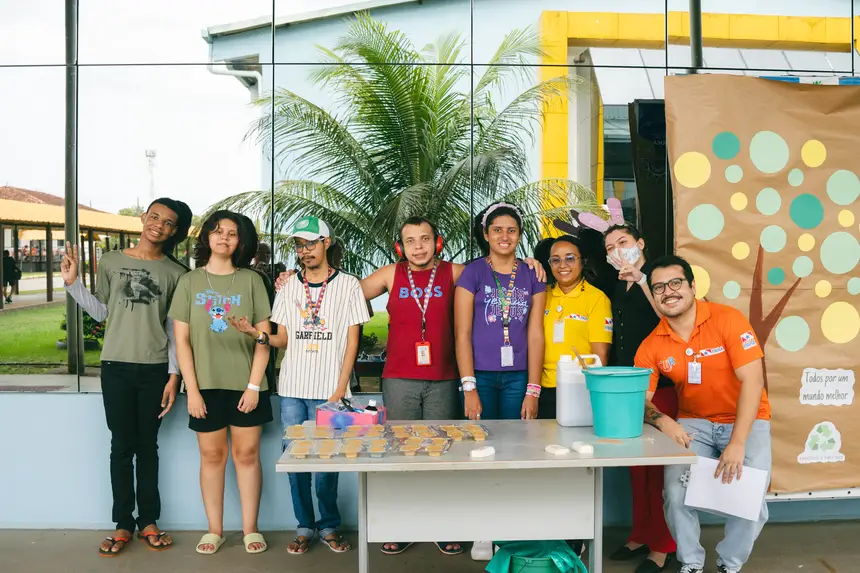 Jovens com TEA participam de oficina de sabão ecológico