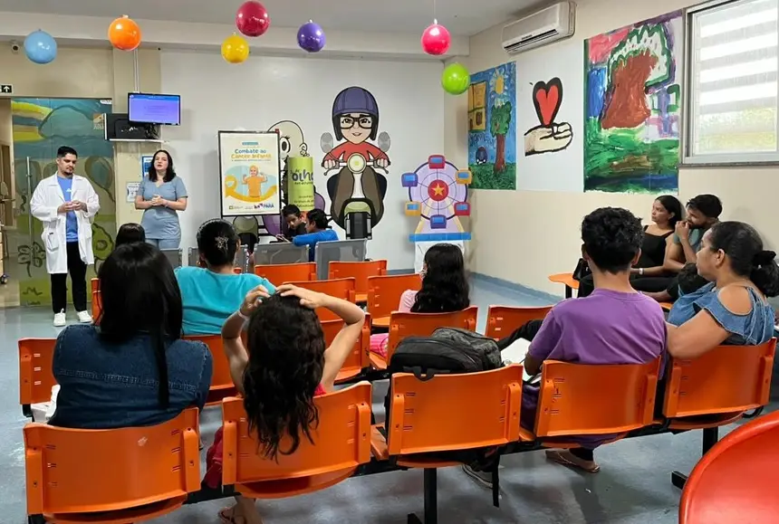 Roda de conversa com os médicos Bruno Cerqueira e Cylia Serique esclareceu dúvidas de usuários e acompanhantes.