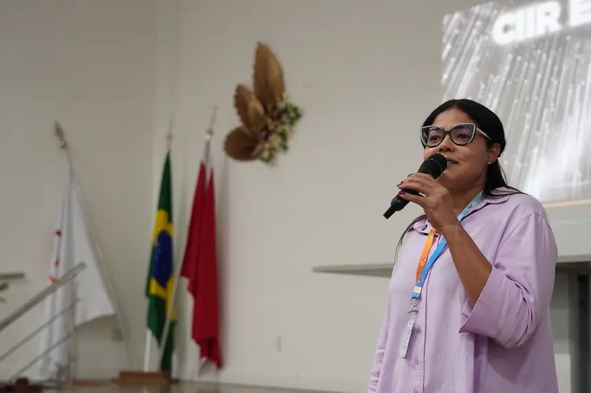 Rejane Xavier, diretora Executiva do CIIR, anuncia o resultado aos colaboradores