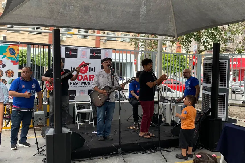 Palco com apresentação musical (Fest-Music DOE) Apresentação cultural marcou a programação.