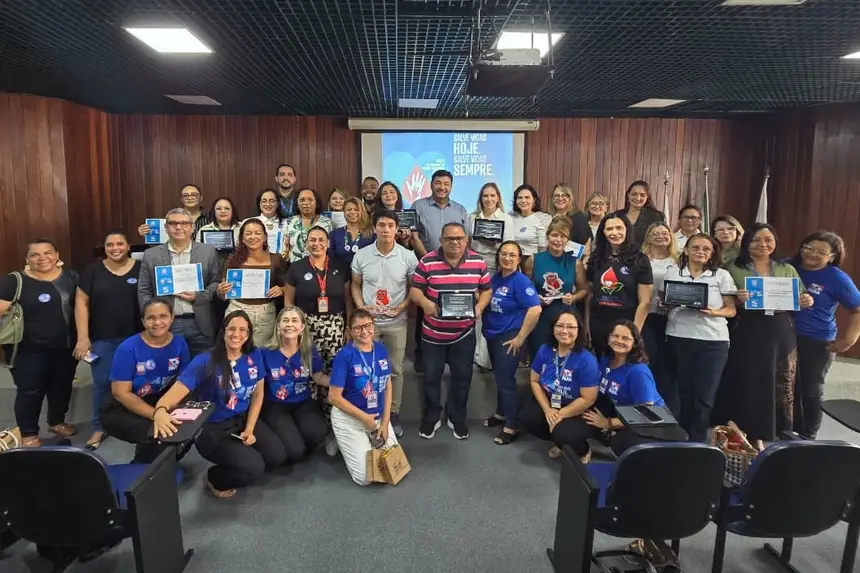 Encerramento da programação com registro coletivo dos participantes e homenageados.