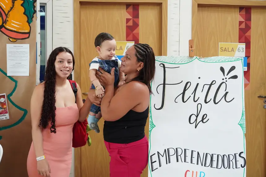 Marilene (à direita) acompanha o neto, Noah Ravy, e da nora, a usuária Alessandra Carneiro em mais uma edição mensal da Feira de Empreendedores do CIIR