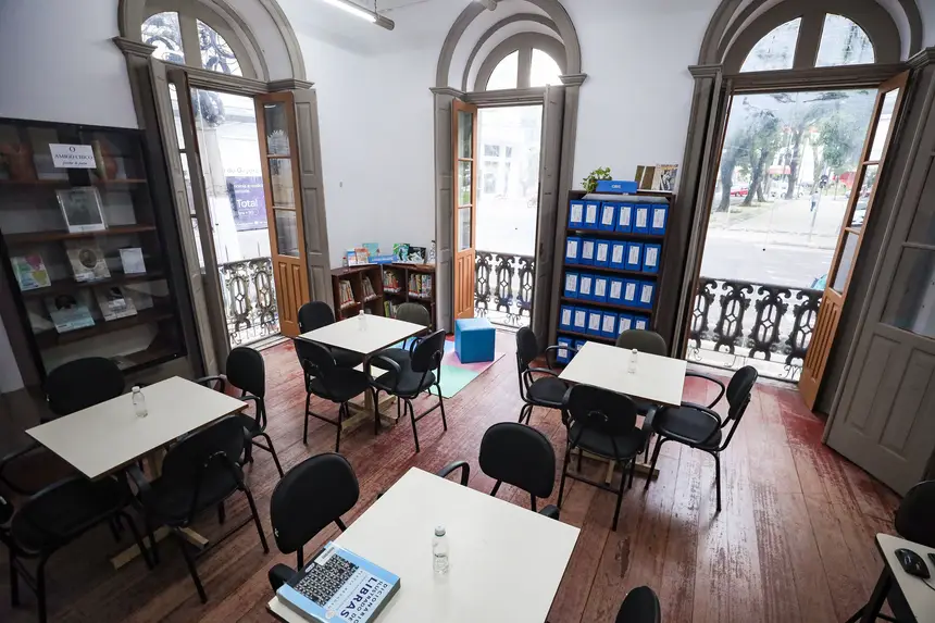 Cheia de luz, a Biblioteca tem grandes janelas voltadas para a Av. Nazaré e também para a Av. Assis de Vasconcelos, um privilégio