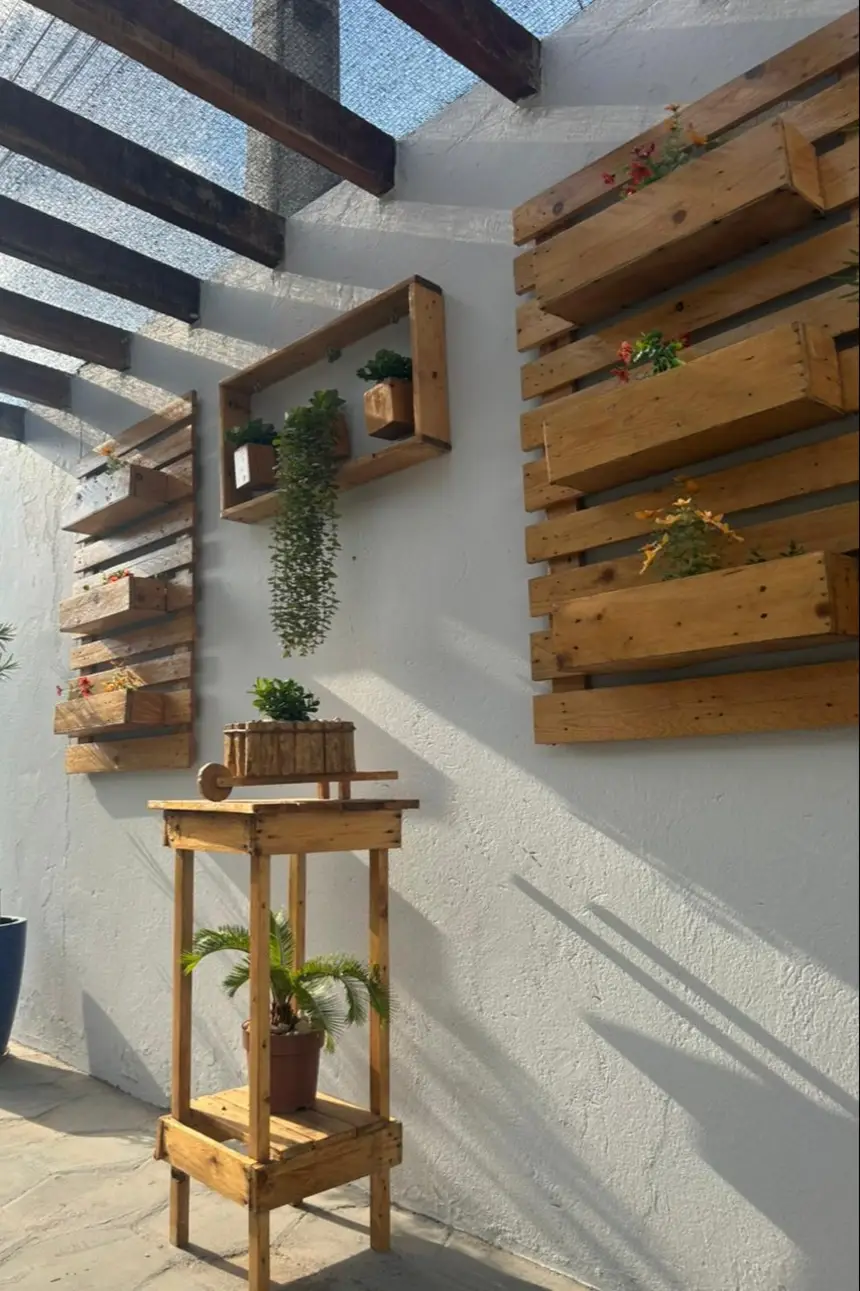 O espaço também recebeu novas plantas, pintura renovada e ganhou uma amarelinha no chão, voltada para brincadeiras dos usuários pediátricos.
