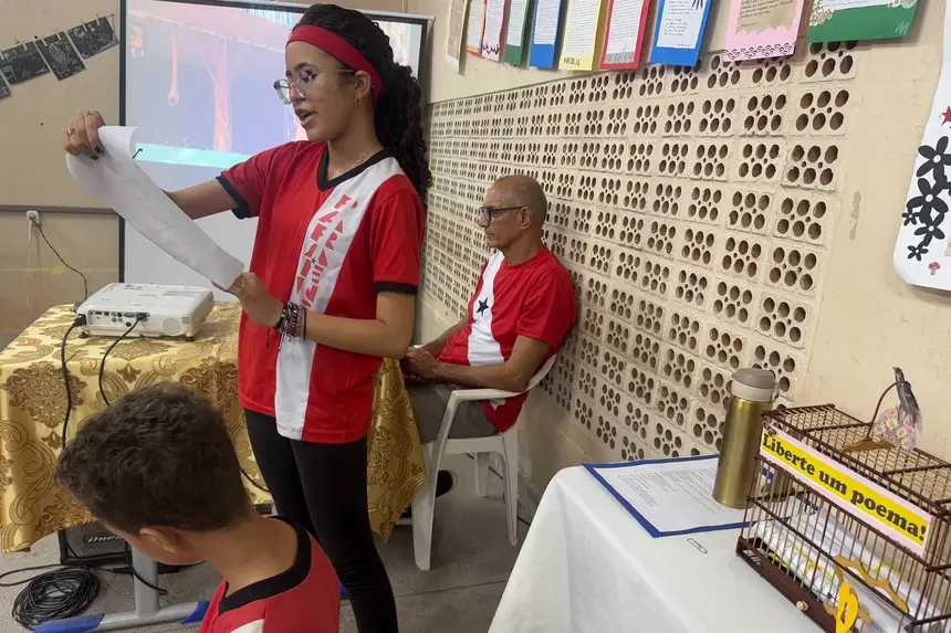 A estudante Hiara Mendes, 14 anos, do 8º ano do ensino fundamental