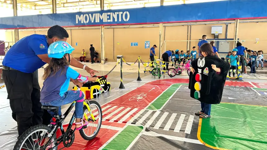 Os agentes de educação para o trânsito são capacitados para ensinar as crianças