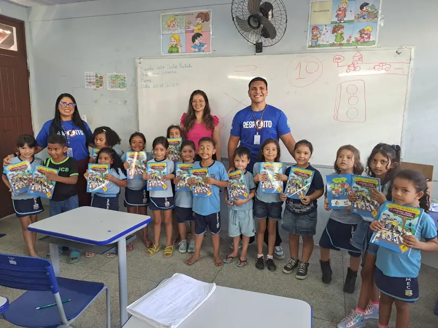 Durante a visita à escola, cada aluno recebe um kit pedagógico do Detran, adequado à sua faixa etária, para avaliar o aprendizado