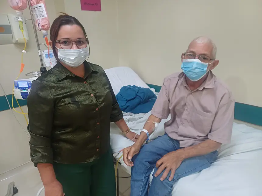 Paciente Adriano da Silva e a filha, Cristiana. Ele faz tratamento oncológico no Hospital, e os dois elogiam o atendimento