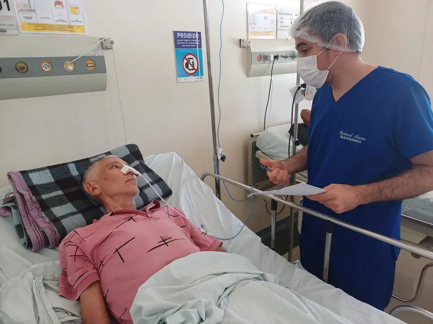 Médico e paciente conversam no Hospital Regional do Baixo Amazonas Dr. Waldemar Penna, em Santarém, oeste do Pará