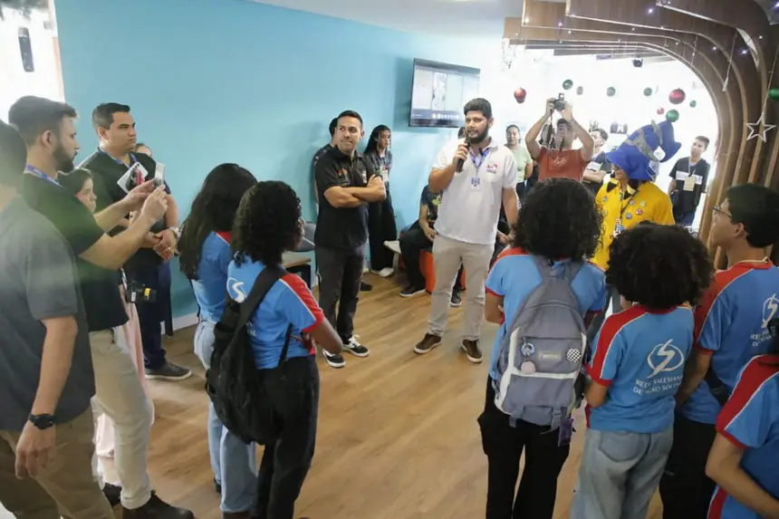 Foto: Eliseu Dias / Ascom Seduc Rafael Herdy conversou com os alunos sobre a importância da Robótica na educação
