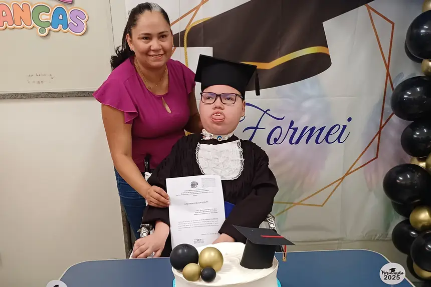 Eliana e Luan durante a festa de formatura