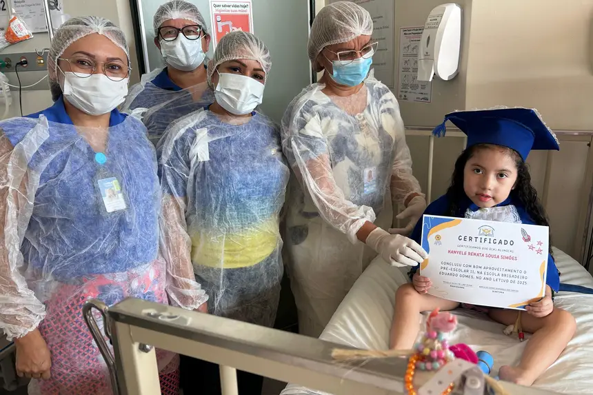 Foto: Gustavo Campos/Ascom HRBA Hanyele com o seu certificado de conclusão