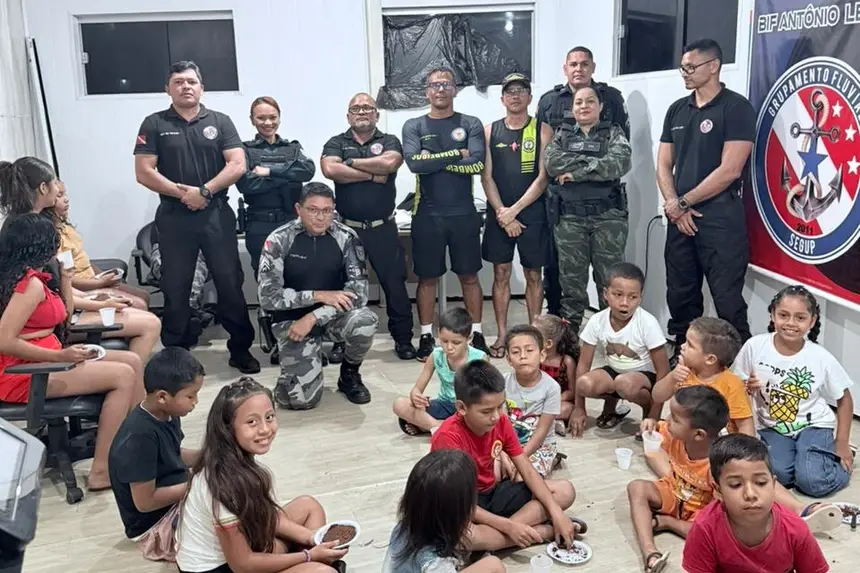 Foto: Divulgação Crianças e agentes de segurança da Base Fluvial: reforçando o diálogo com a população