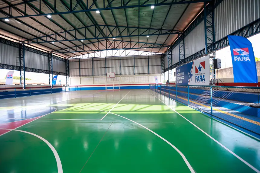 Quadra poliesportiva entregue pelo Estado