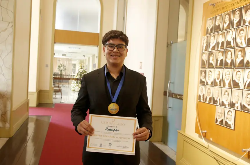 Vencedor do concurso de redação, o estudante Robert Eduardo Queiroz